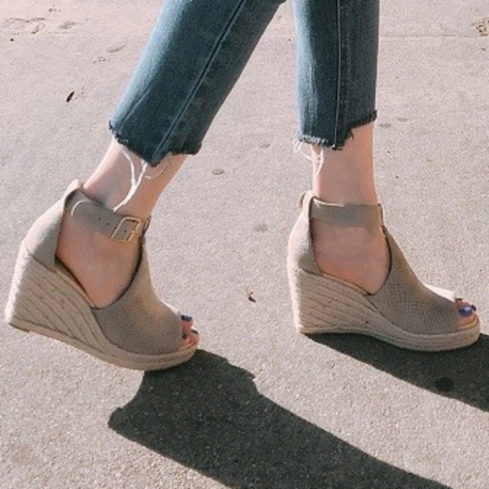 LAST ONE! NWT Adorable Suede Wedge Sandals 10 - Picture 1 of 4